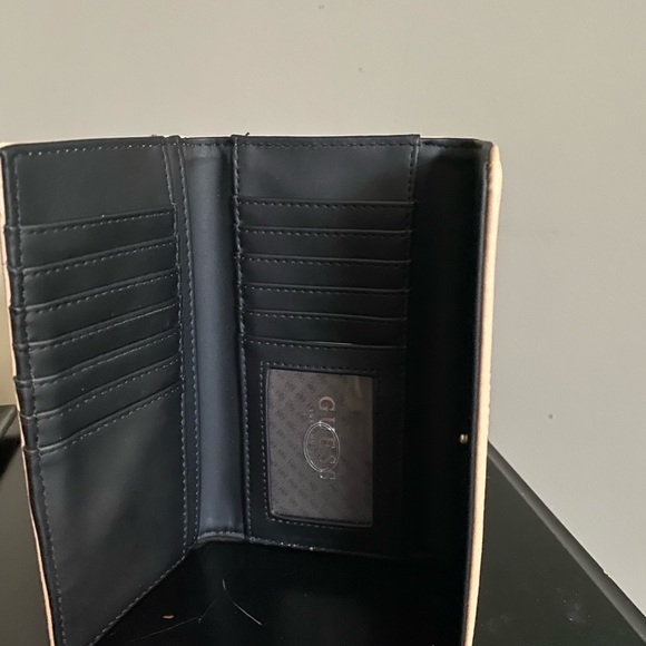 Guess wallet - Picture 2 of 3